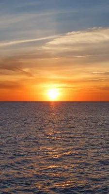 Закат на море. Теплый и солнечный закат над морем. Волны моря. Солнце  садится над горизонтом Стоковое Фото - изображение насчитывающей сценарно,  сторонника: 185688432