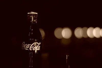 Кока-кола, бутылки, гирлянды, напитки обои на рабочий стол скачать бесплатно