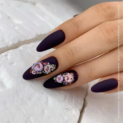 Длинный красивый маникюр с цветками на женских пальцах Дизайн ногтей  Конец-вверх Стоковое Изображение - изображение насчитывающей взорвать,  конструкция: 81233239