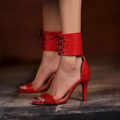 женские ноги на красных блестящих каблуках Стоковое Фото - изображение  насчитывающей портрет, модель: 226508022