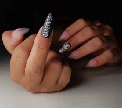 Вектор Красивые женские руки держит бутылку лака для ногтей. Рукописные  надписи на ногтях и маникюре. Вдохновляющая цитата для салона красоты  Векторное изображение ©YanaLesiuk 445070114