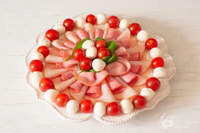 Мясная нарезка на праздничный стол с помидорами и моцареллой - пошаговый  рецепт с фото на Готовим дома