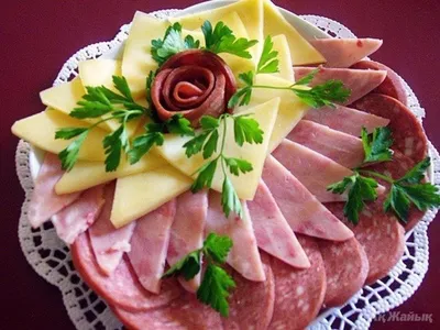 Нарезка колбасы на праздничный стол: сервировка и оформление колбасной  мясной нарезки — ДикоВед