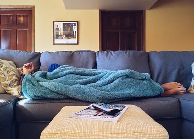 Это тихий спокойный женщина в возрасте от отдыха в уютном диване. Стоковое  Фото - изображение насчитывающей женщина, здоровье: 170464522