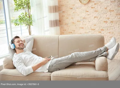 Женщина отдыха на диване дома Стоковое Фото - изображение насчитывающей  бежевое, комната: 212293678