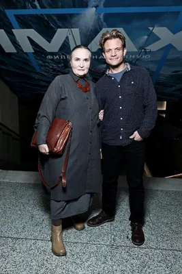 Красочные обои на телефон с изображением Сергея Урсуляка