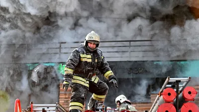 Курганских пожарных наградили за спасение пенсионерки из огня