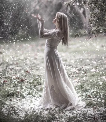 Девушка в белом платье ловит падающие перышки — Фотки на аву | Платья,  Блондинка, Фотографии