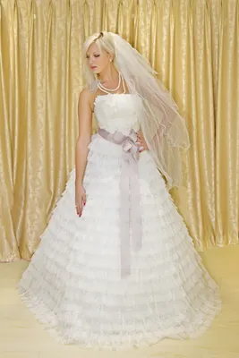 Блондинка в свадебном платье со спины - 75 фото