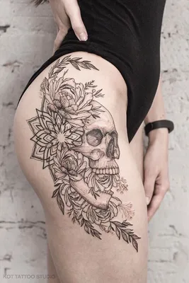 Татуировка женская графика на бедре дракон в цветах - мастер Мария Котова  4422 | Art of Pain