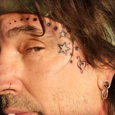 Моргенштерн набил три новых татуировки на лице