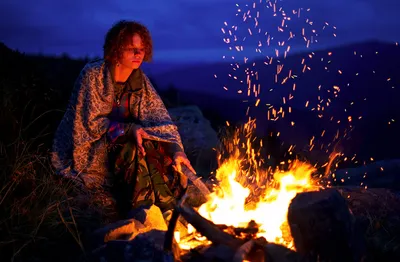 Большой огромный традиционный огонь Гореть ведьм в костре Стоковое  Изображение - изображение насчитывающей ноча, пламена: 87675509