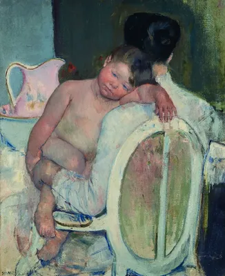 Мечтая женщина с маленьким ребенком на руках, стоящая у окна Стоковое  Изображение - изображение насчитывающей мама, счастливо: 161885979
