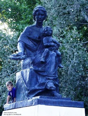 Женщина с ребёнком на руках