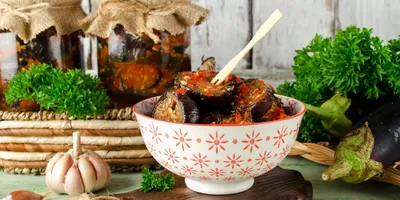 Возьмите всего по 10: обалденно вкусный салат из баклажанов на зиму —  напитаны нежным соком томатов и перца