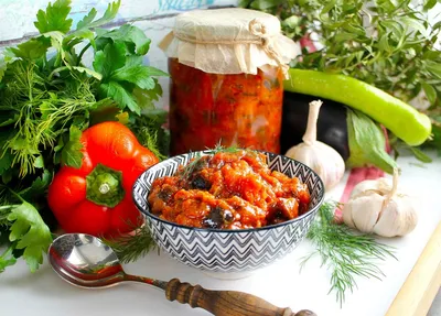 Икра из баклажанов с перцем, помидорами, луком и зеленью на зиму - Лайфхакер