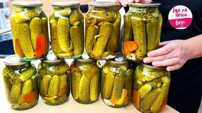 Домашняя банка соленых огурцов на белом фоне маринованные огурцы корнишон  ай создан | Премиум Фото