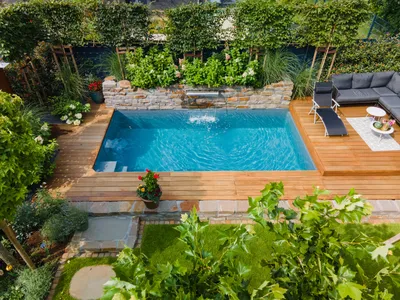 До и после: Бассейн в крошечном саду (1.7 сотки) | Houzz Россия