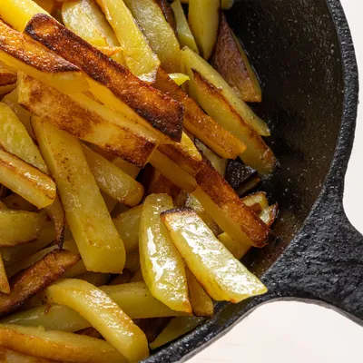 Как пожарить картошку с золотистой корочкой на сковороде вкусно и  правильно: лучшие рецепты