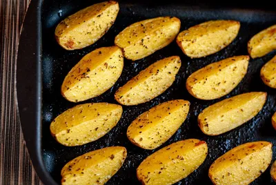Картофель запекать в духовке с этими овощами нельзя | РБК Украина