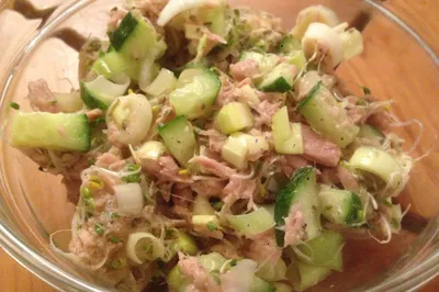 Салат из тунца, лука-порея и ростков люцерны рецепт – Европейская кухня:  Салаты. «Еда»