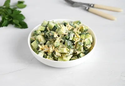 Салат из огурцов с сыром и чесноком: рецепт | Меню недели