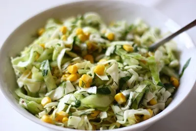 Салат с капустой, огурцами и кукурузой рецепт – Русская кухня: Салаты. «Еда»