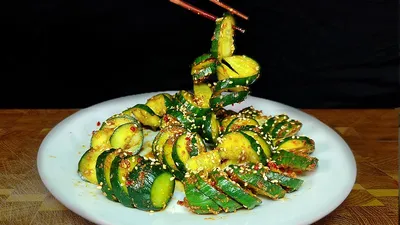 салат из свежих огурцов и зелени. блюда паназской кухни. здоровое  вегетарианское питание. витамин Стоковое Изображение - изображение  насчитывающей зрело, восток: 220331485