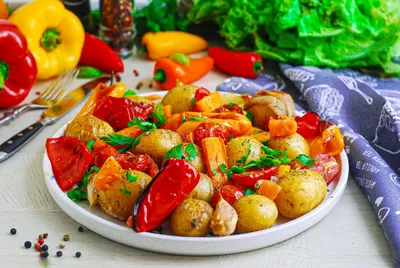 Картошка с овощами в духовке рецепт с фото пошагово - 1000.menu