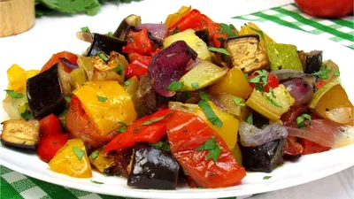 Курица с овощами в духовке: полезный и простой рецепт