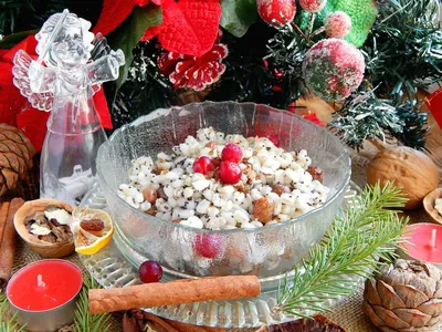 Рождественские блюда из зерна пшеницы и Candied фруктов. Пудинг пшеницы и  ягоды на рождество Стоковое Изображение - изображение насчитывающей хлопья,  перла: 193239199