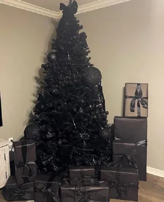 Черная елка в новогоднем интерьере