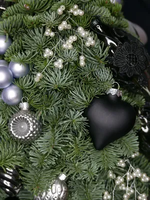 Чёрно-бело-золотая ёлка | Arvore de natal pequena, Decoração de natal,  Árvores de natal decoradas