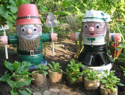 32 идеи с фото для оригинального украшения сада своими руками — Rmnt.ru |  Цветочные горшки, Сад, Клумбы