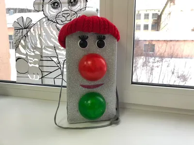 Скоро Новый год и детско-юношеский центр провел уже ставший традиционным  городской конкурс на лучшую новогоднюю поделку «Дорожный знак на новогодней  елке».