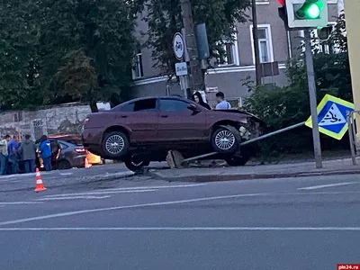 В Великих Луках автомобиль снёс дорожный знак и повис в воздухе. ФОТО :  Псковская Лента Новостей / ПЛН