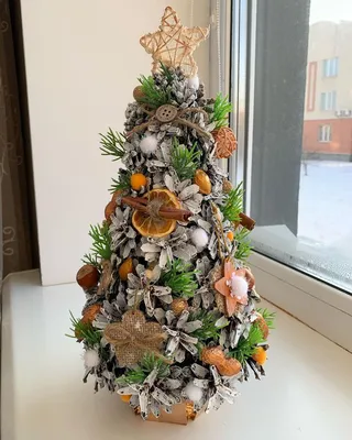 Новогодняя елка из шишек в эко-стиле | Рождественские украшения,  Рождественские идеи, Рождественские поделки своими руками