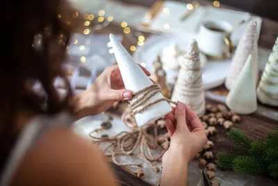 Чьи шишки в лесу: 10 идей новогоднего декора из шишек своими руками | Школа  дизайна интерьеров Катерины Дубровской | Дзен