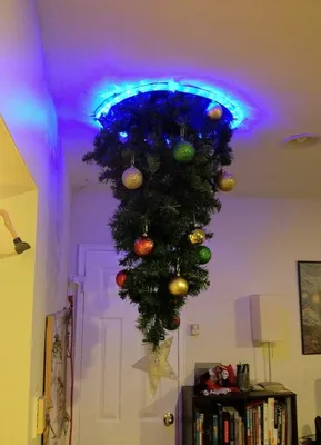 Как сделать новогоднюю елку из гирлянды и мишуры на стене