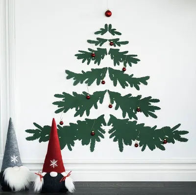 Новогоднюю елку вешают посреди комнаты к потолку | Мобильная версия |  Новости на Gazeta.ua