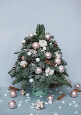 Настоящая новогодняя елка с зелеными…» — создано в Шедевруме