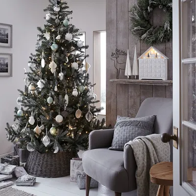 елка у окна в комнате, красиво украшенная елка дома, Hd фотография фото,  Рождественская елка фон картинки и Фото для бесплатной загрузки