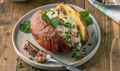Картофель, фаршированный колбасой и сыром - Лайфхакер