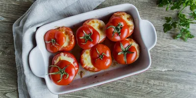 Фаршированные помидоры с фаршем и сыром в духовке: рецепт - Лайфхакер