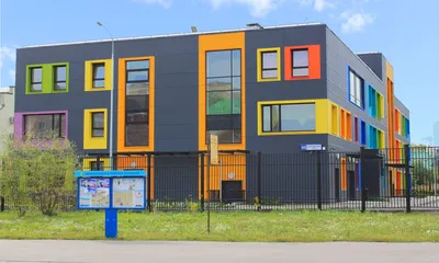 В колымском поселке Стекольный обновили фасад детского сада | Магаданская  Правда