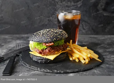 Крупный План Свежего Вкусного Бургера С Картофелем Фри На Деревянной  Тарелке На Белом Фоне — стоковые фотографии и другие картинки Американская  культура - iStock