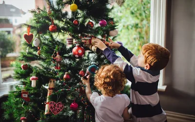Красивые девушка и рождественская елка Стоковое Фото - изображение  насчитывающей очарование, женщина: 81256742