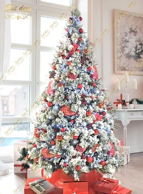 Красиво украшенная рождественская елка с красными, белыми шариками и  гирляндами Дизайн и пейзаж, концепция Нового Года S, зимний Стоковое Фото -  изображение насчитывающей гирлянда, украшение: 132172662