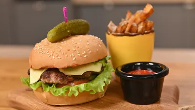 Pizza Sushi House - 🍔Чикен бургер + картошка фри + соус🤤 🍔Аппетитная  булочка с кунжутом 🍗куриное филе 🧀сыр «Чеддер» 🍅свежие помидоры 🥒огурцы  🥬салат «Айсберг» 🥣фирменный соус 🍟 Порция картошки фри и соус