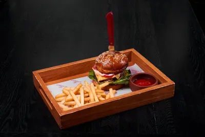 Бургер с говядиной и картофелем фри с бесплатной доставкой на дом из  «ВкусВилл» | Оренбург